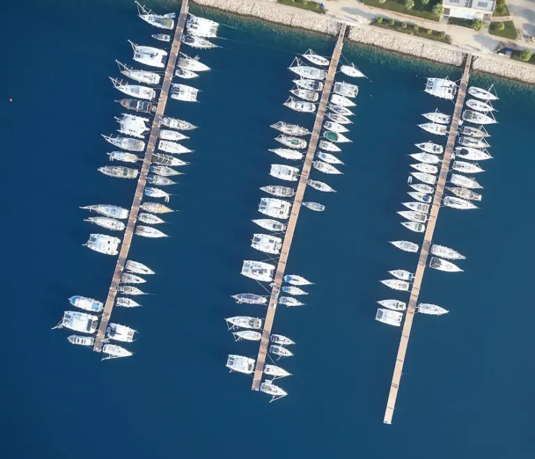 Bild einer Marine mit unterschiedlichen Booten und Yachten